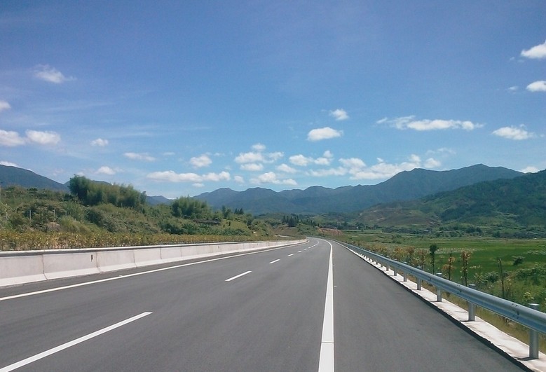 玻纤格栅在京张高速公路北京段中使用